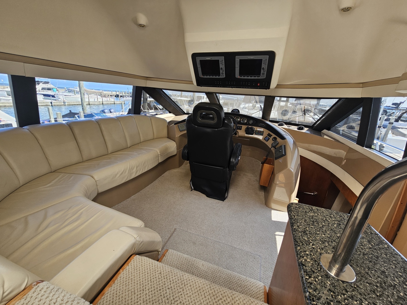 53' 1999 Carver 530 Voyager