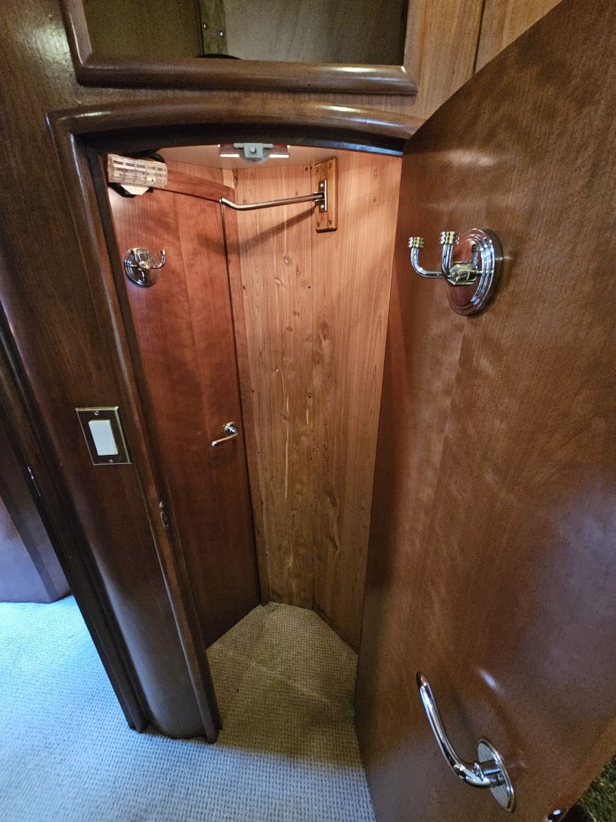 53' 1999 Carver 530 Voyager