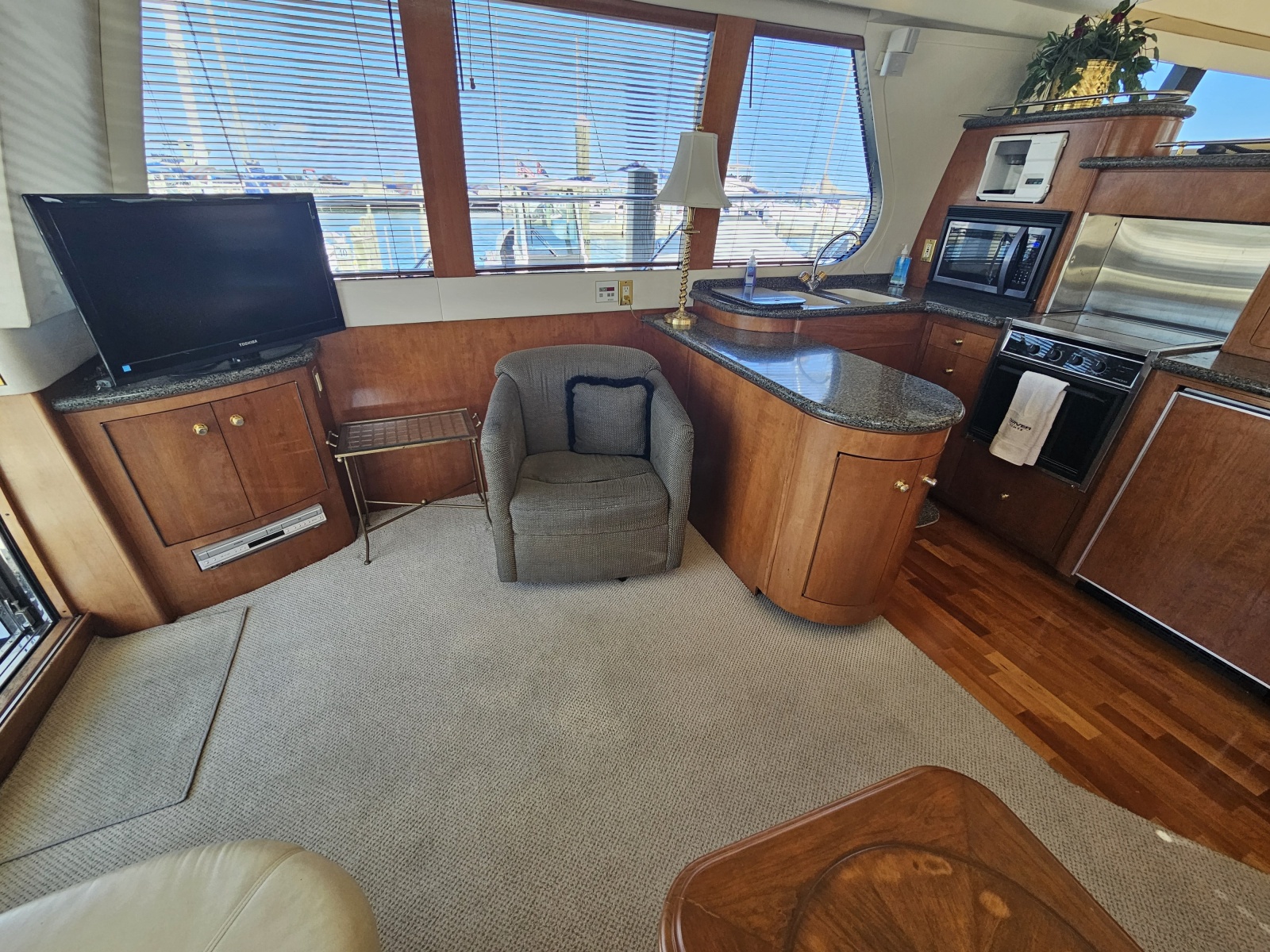 53' 1999 Carver 530 Voyager