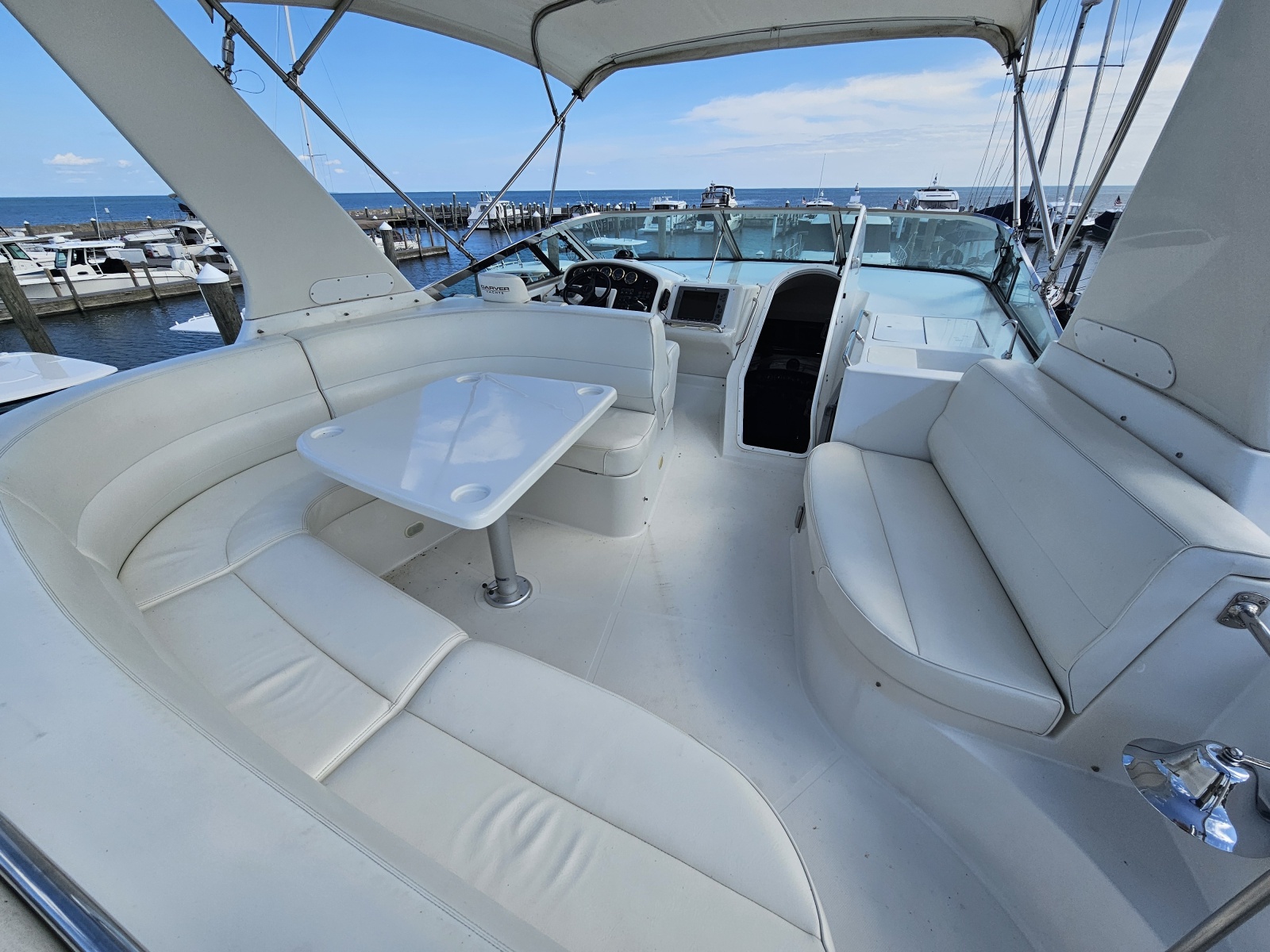 53' 1999 Carver 530 Voyager