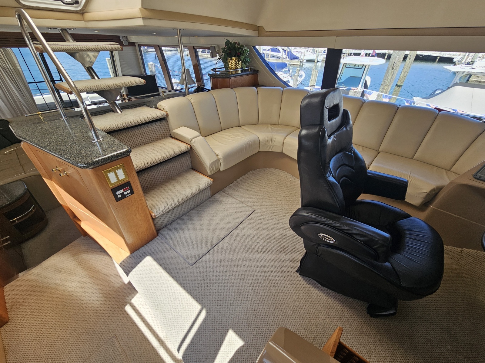 53' 1999 Carver 530 Voyager