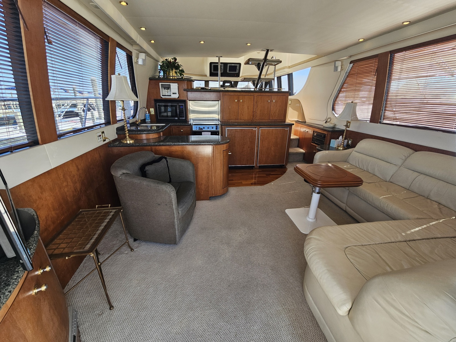 53' 1999 Carver 530 Voyager