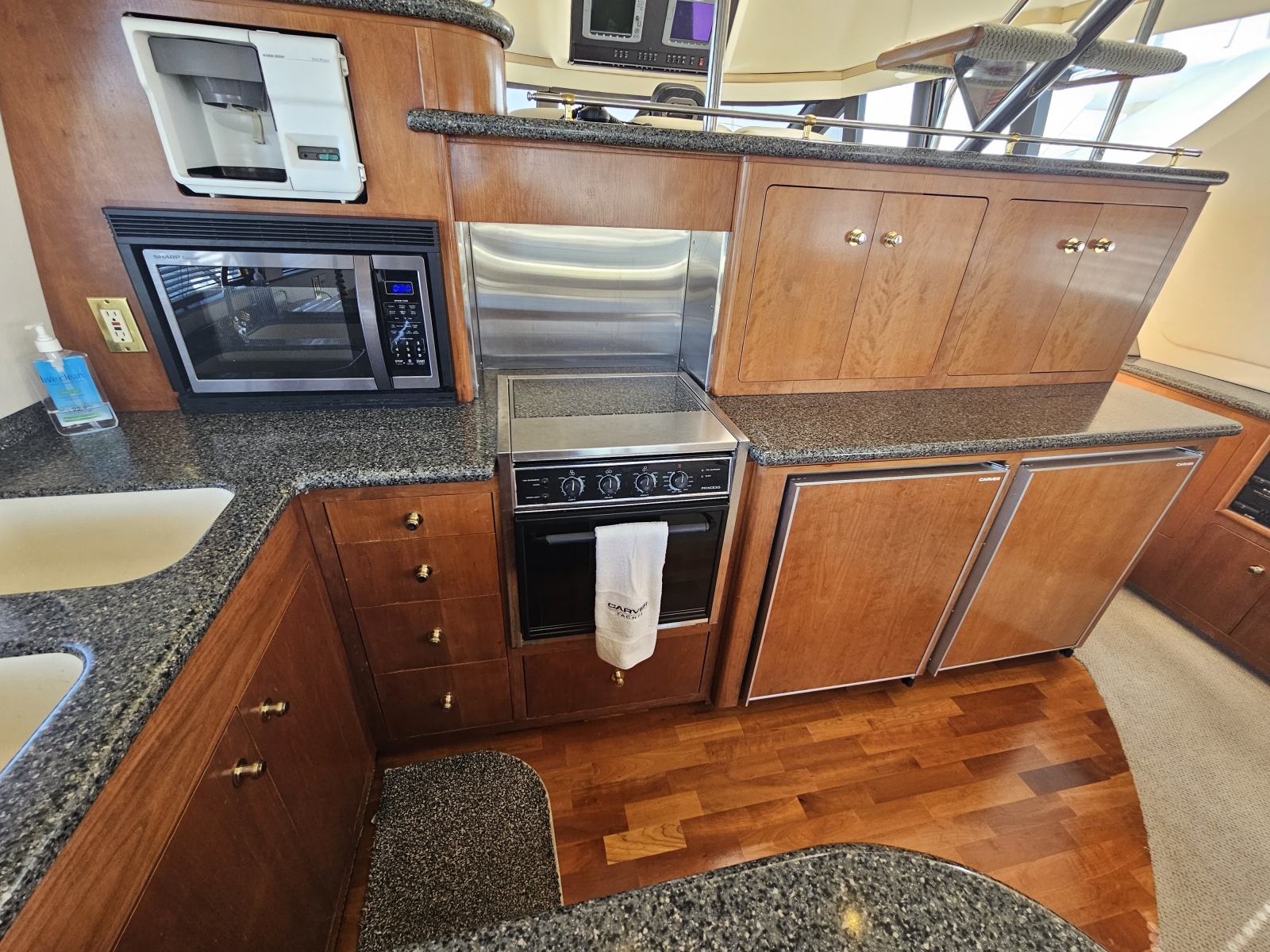 53' 1999 Carver 530 Voyager