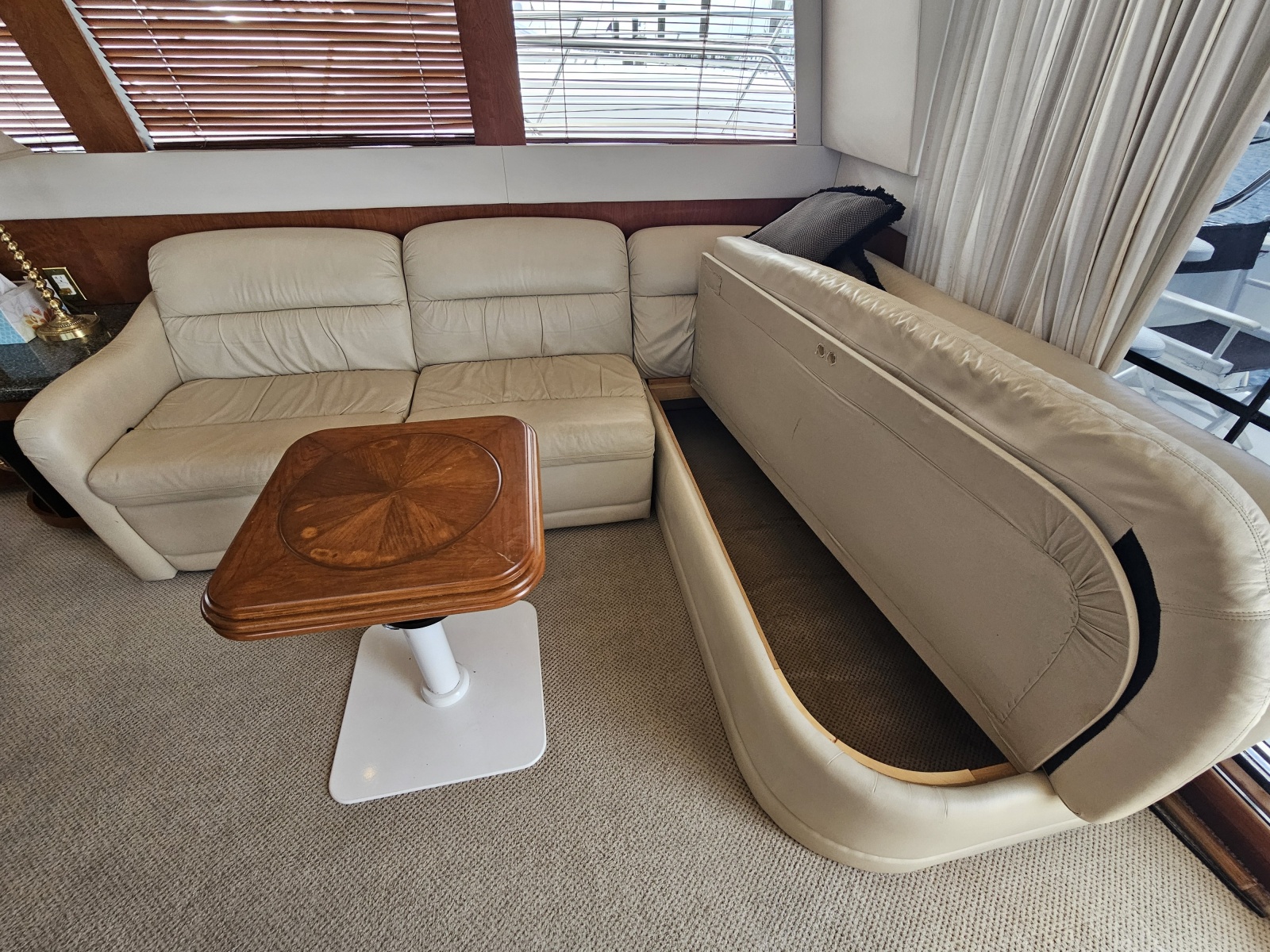 53' 1999 Carver 530 Voyager