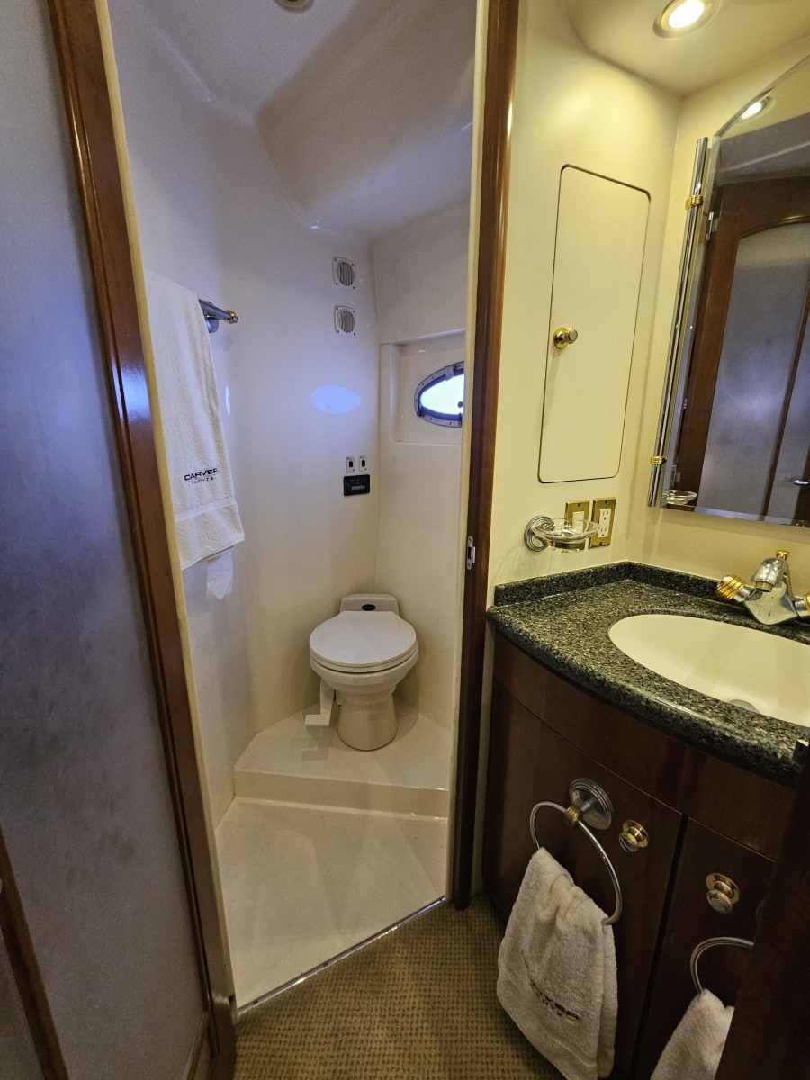 53' 1999 Carver 530 Voyager