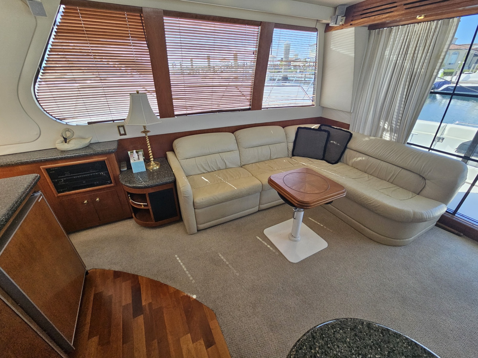 53' 1999 Carver 530 Voyager