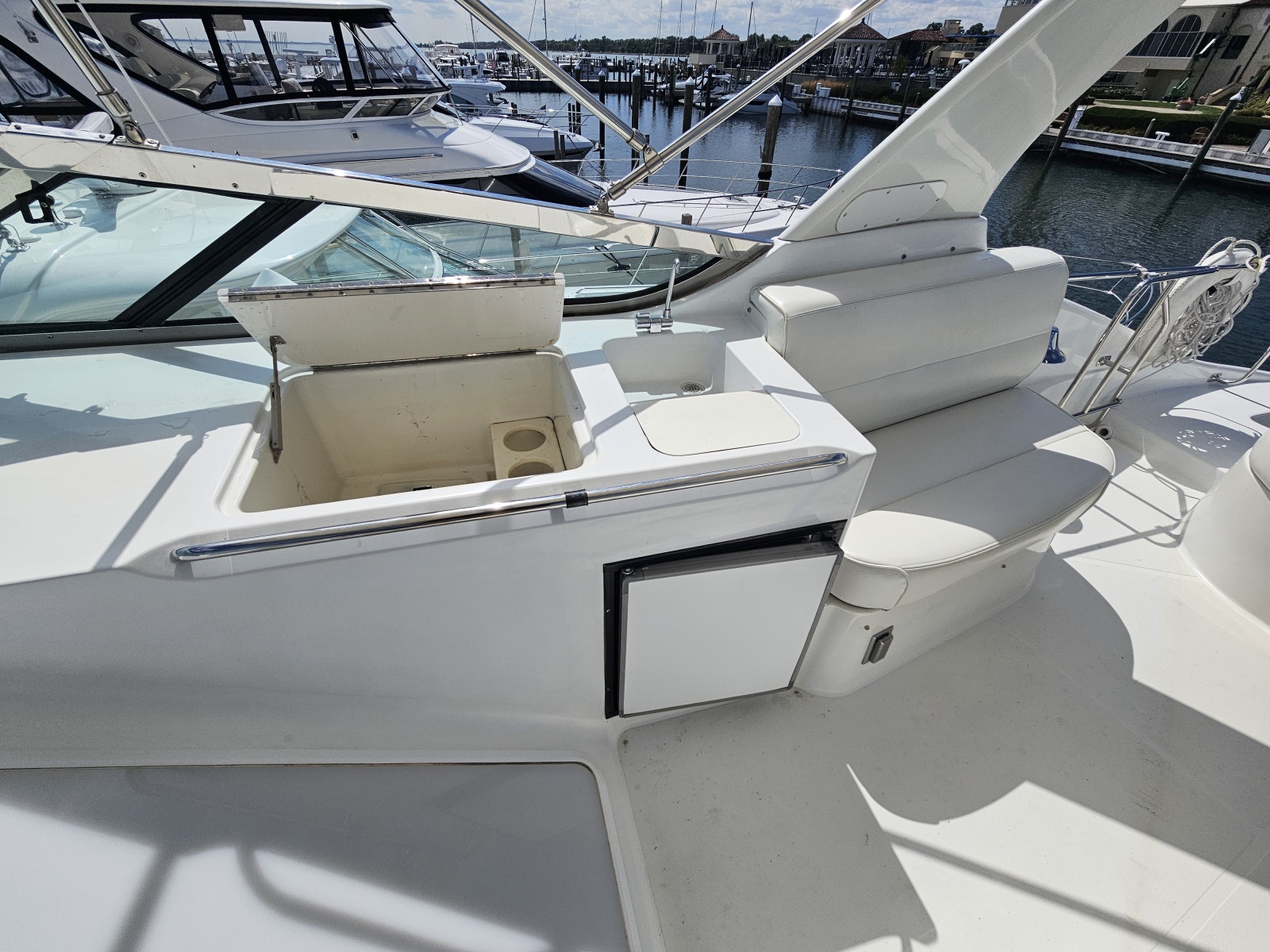 53' 1999 Carver 530 Voyager