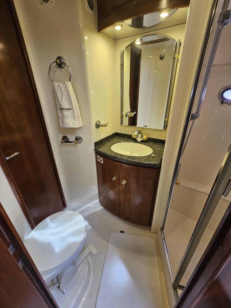53' 1999 Carver 530 Voyager