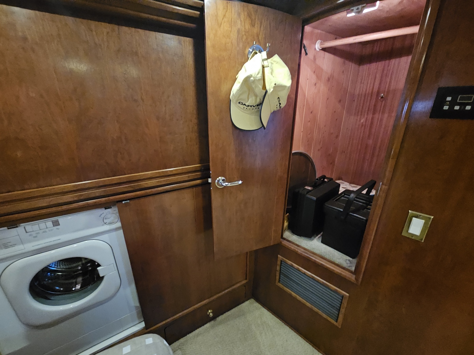 53' 1999 Carver 530 Voyager