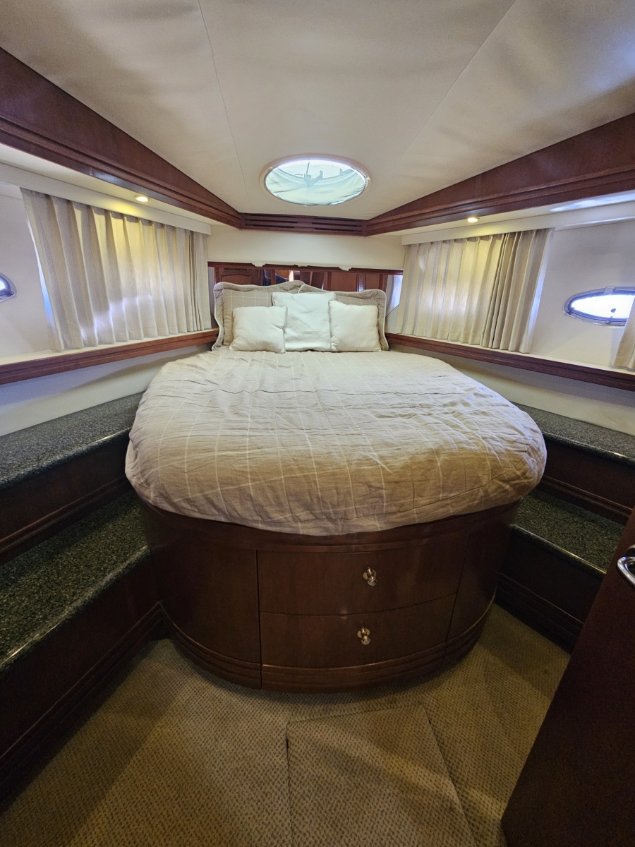 53' 1999 Carver 530 Voyager