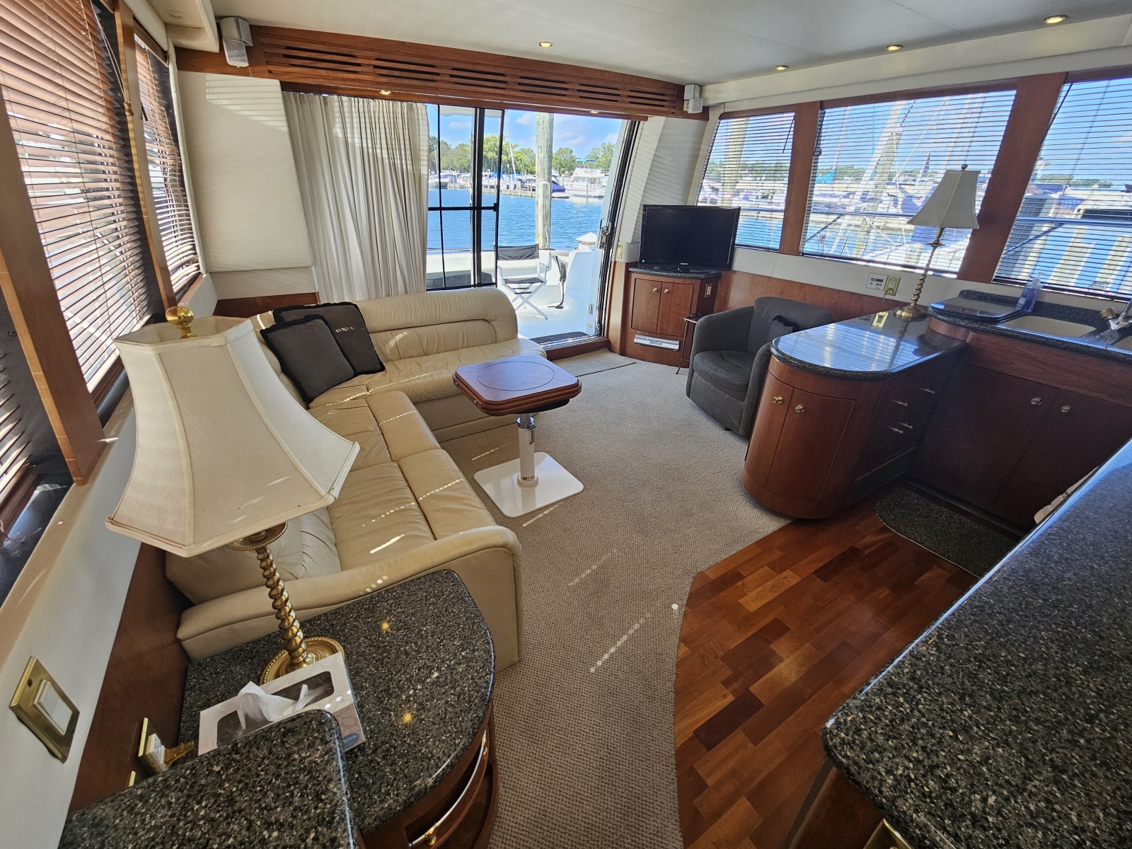53' 1999 Carver 530 Voyager