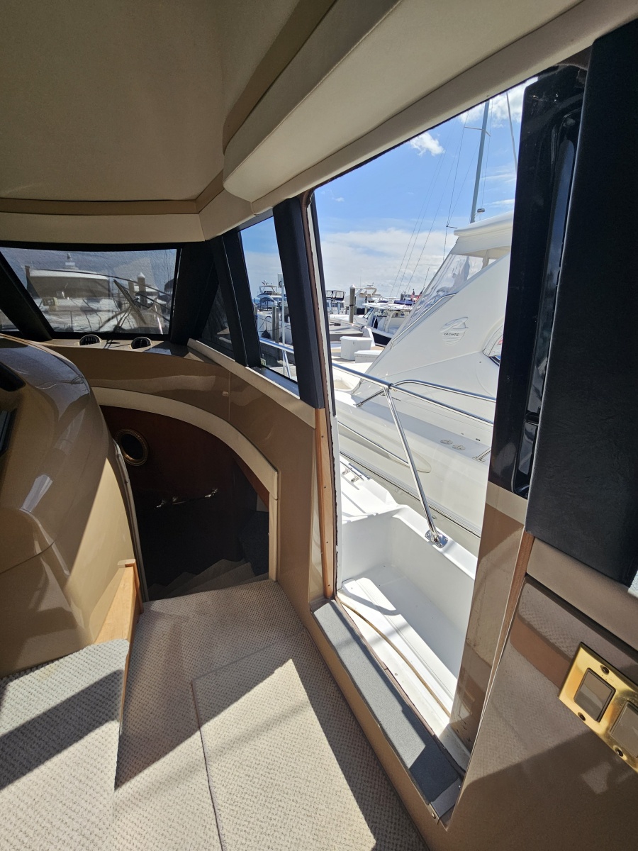 53' 1999 Carver 530 Voyager