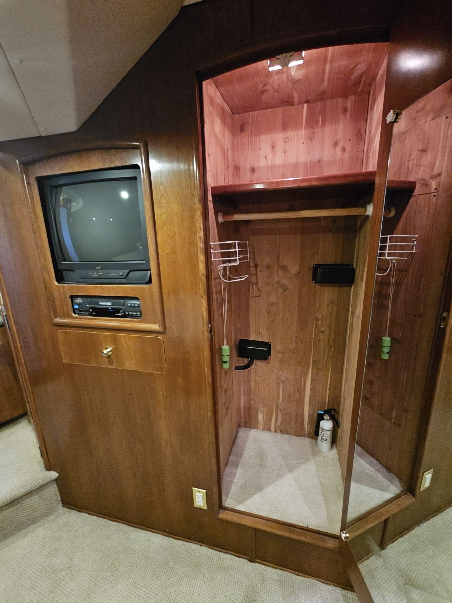 53' 1999 Carver 530 Voyager