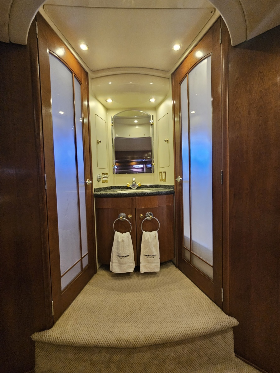 53' 1999 Carver 530 Voyager