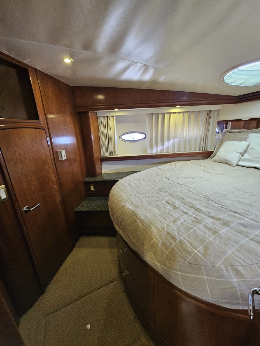 53' 1999 Carver 530 Voyager