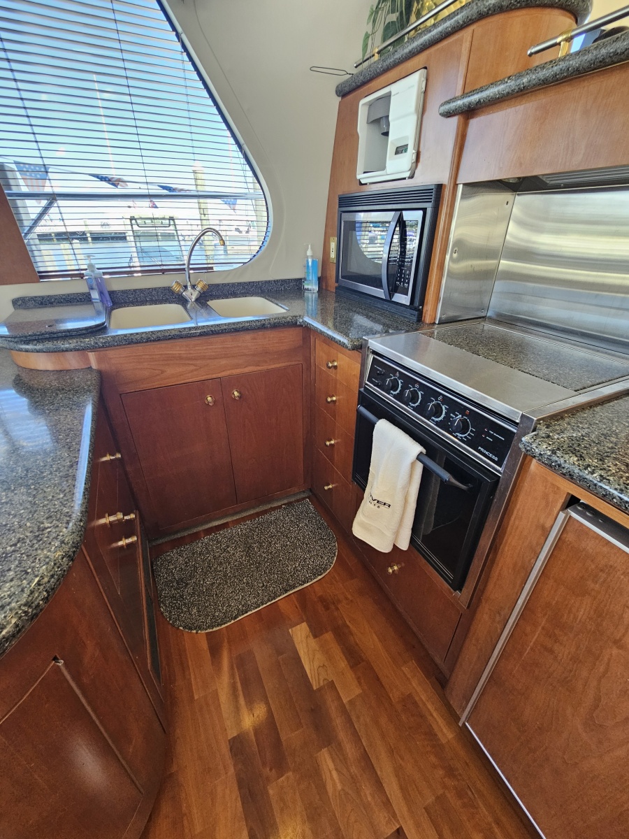 53' 1999 Carver 530 Voyager
