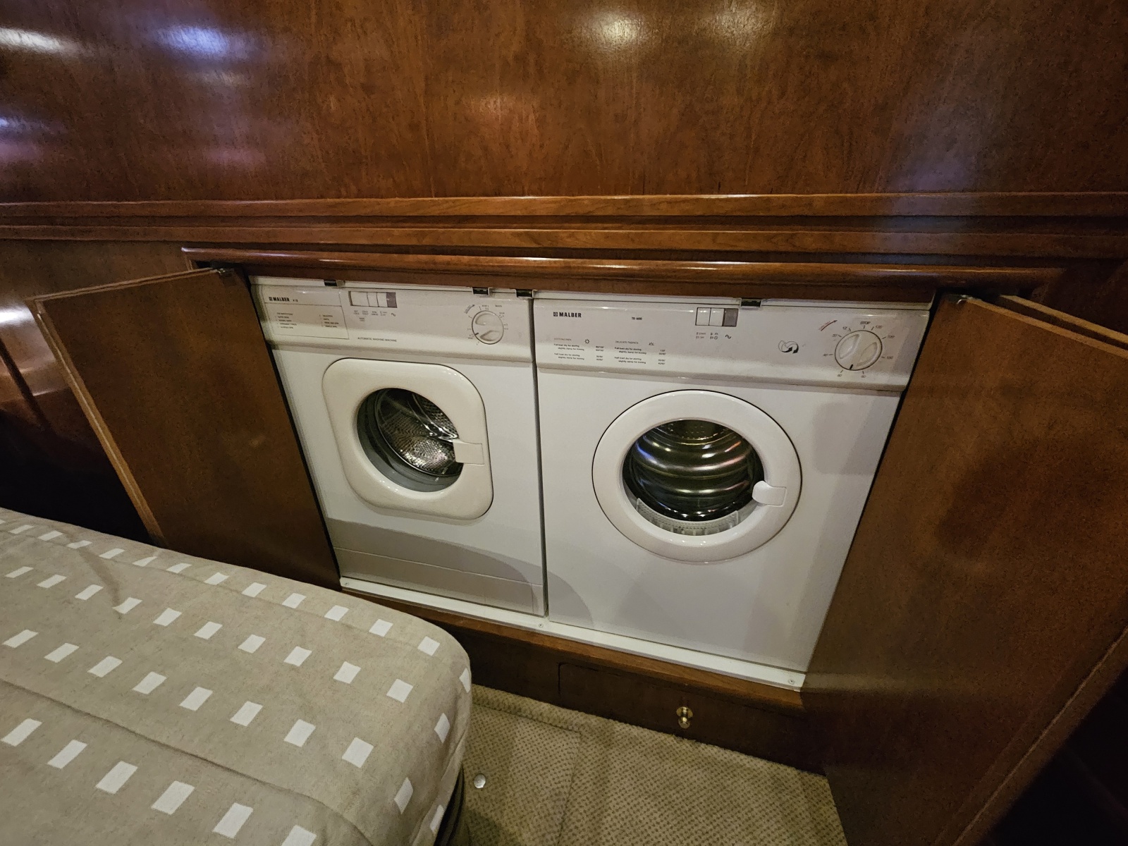 53' 1999 Carver 530 Voyager