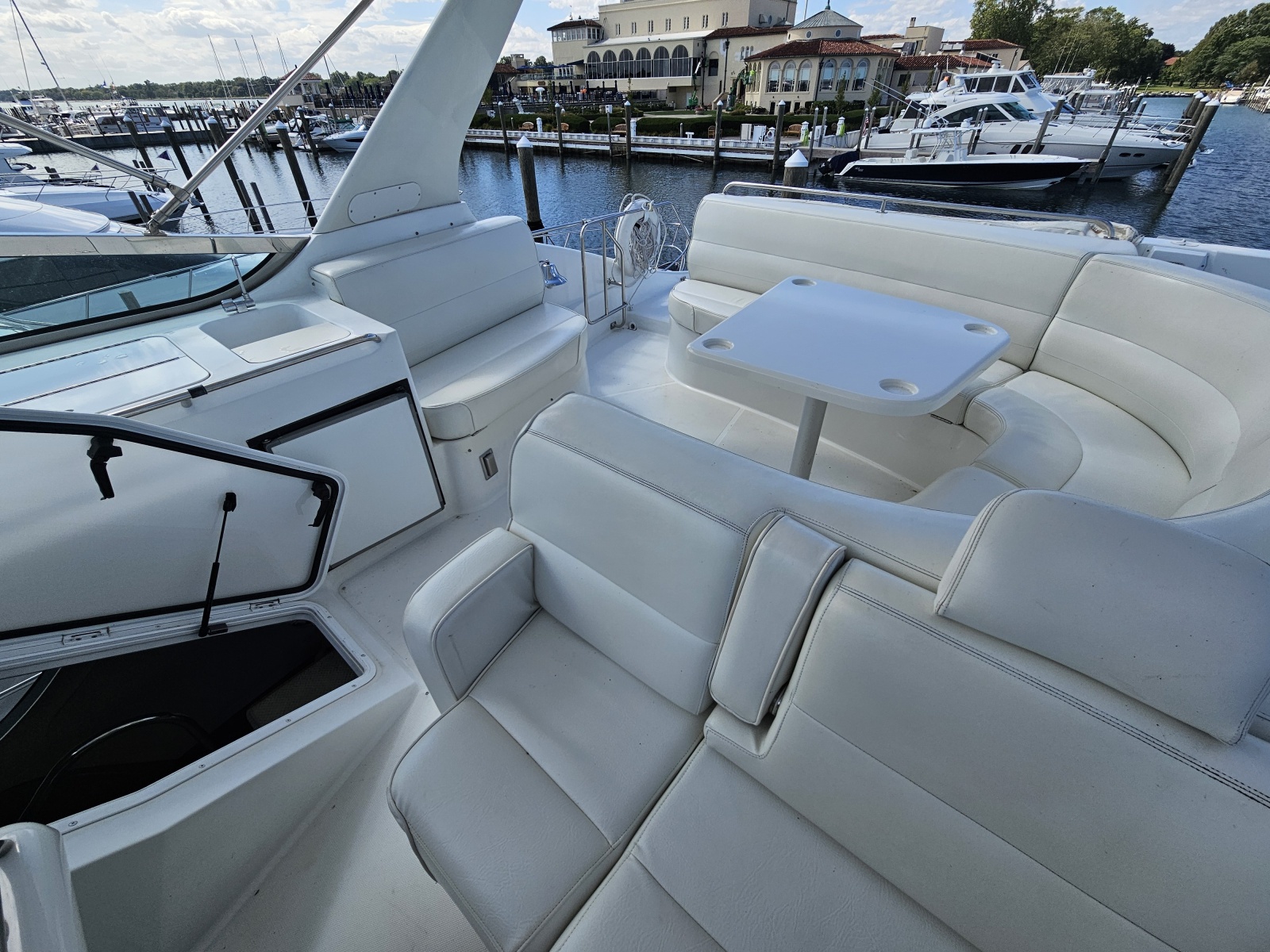 53' 1999 Carver 530 Voyager