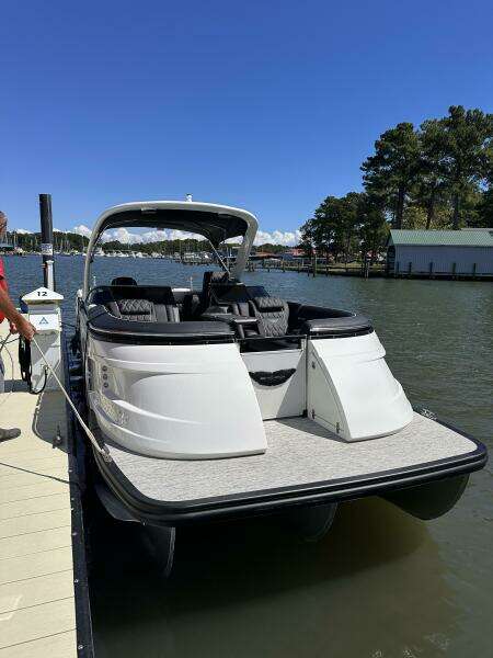 27ft Bennington Yacht For Sale