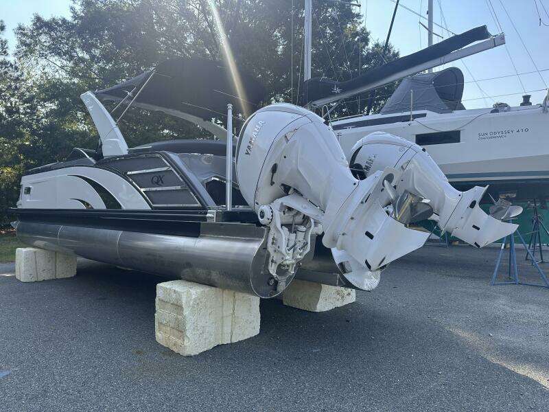 27ft Bennington Yacht For Sale