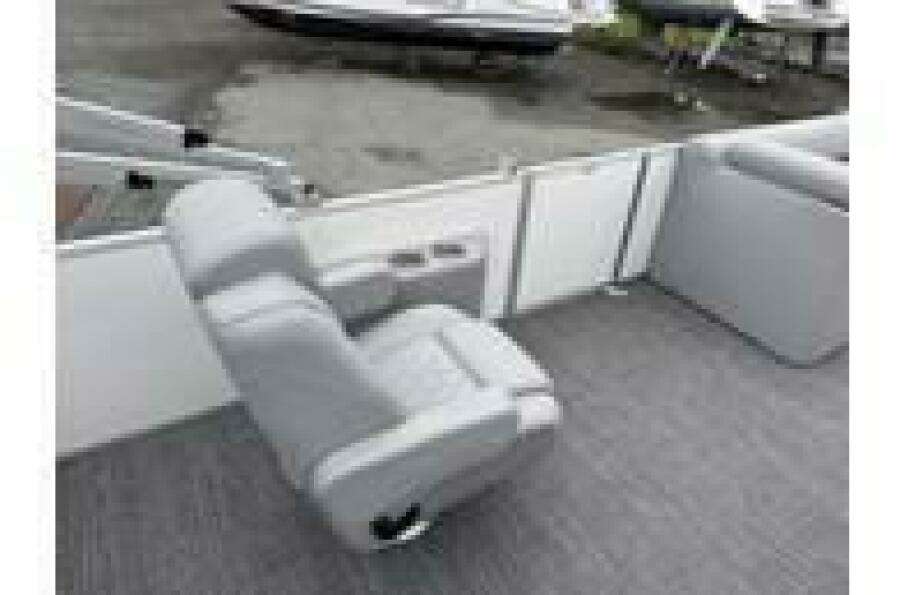 24ft Bennington Yacht For Sale