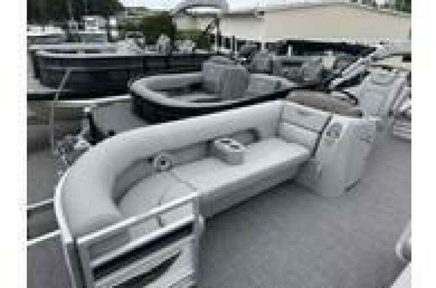 24ft Bennington Yacht For Sale