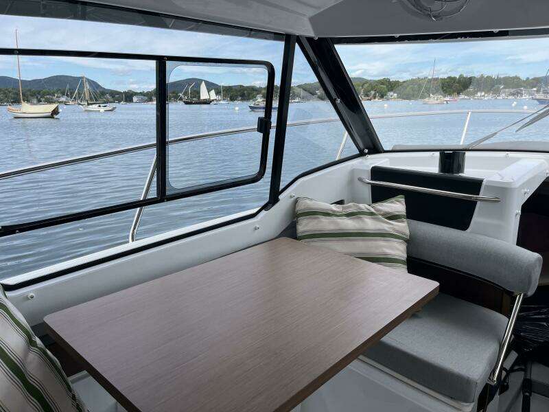 NC795 portside windows&dining table NC795 portside windows&dining table