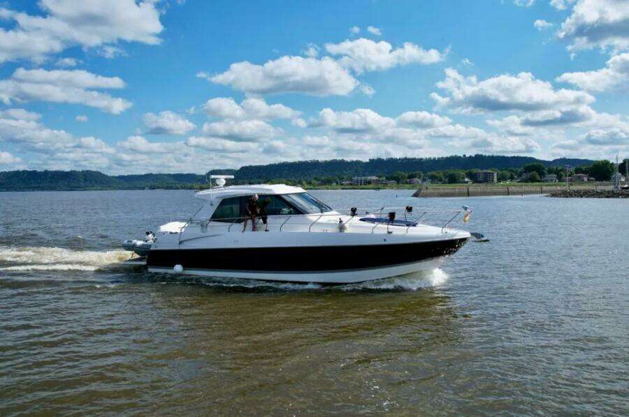 48ft Cruisers Yachts Yacht For Sale