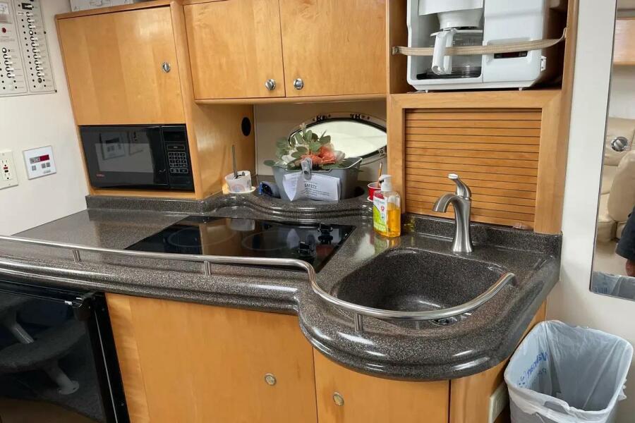 33' 2001 Larson Cabrio 330