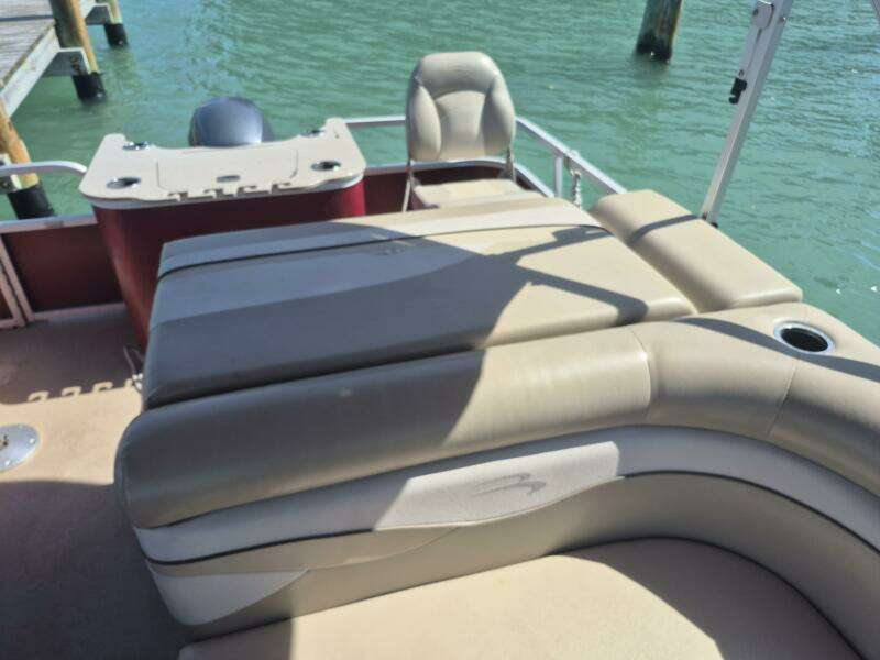 22ft Bennington Yacht For Sale