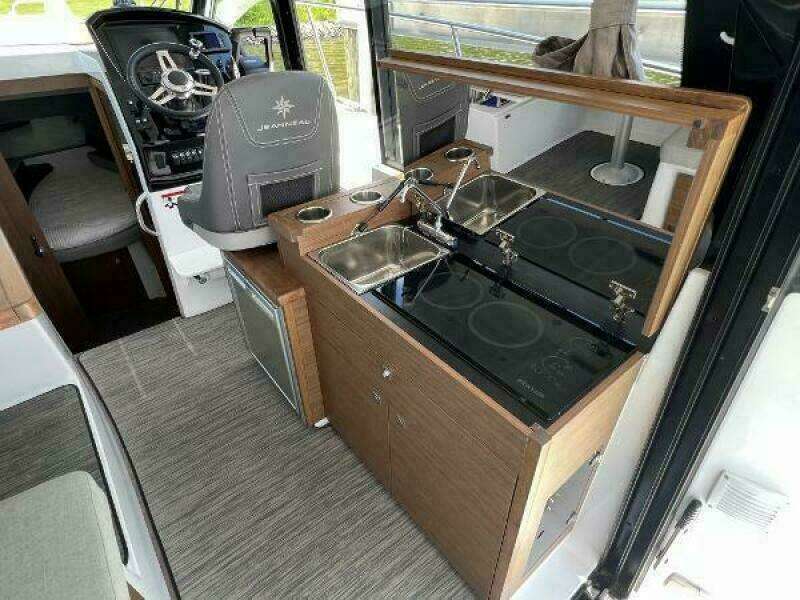 Lydie Ann 29ft Jeanneau Yacht For Sale