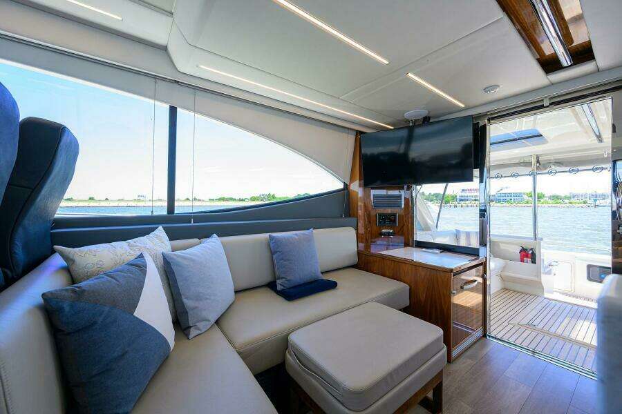 Command At Sea 50ft Riviera Yacht For Sale