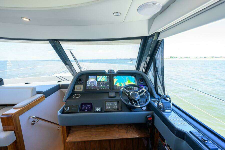 Command At Sea 50ft Riviera Yacht For Sale