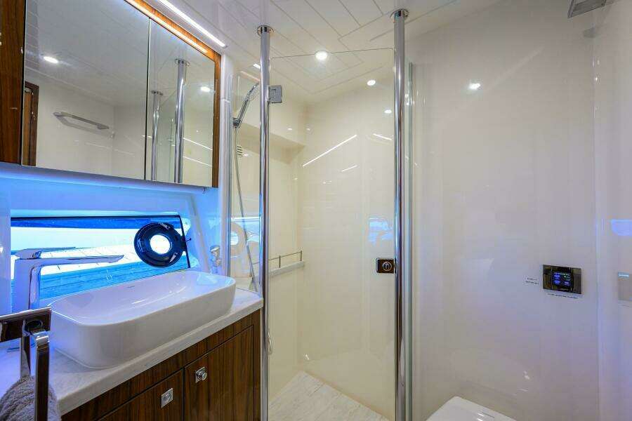 Command At Sea 50ft Riviera Yacht For Sale