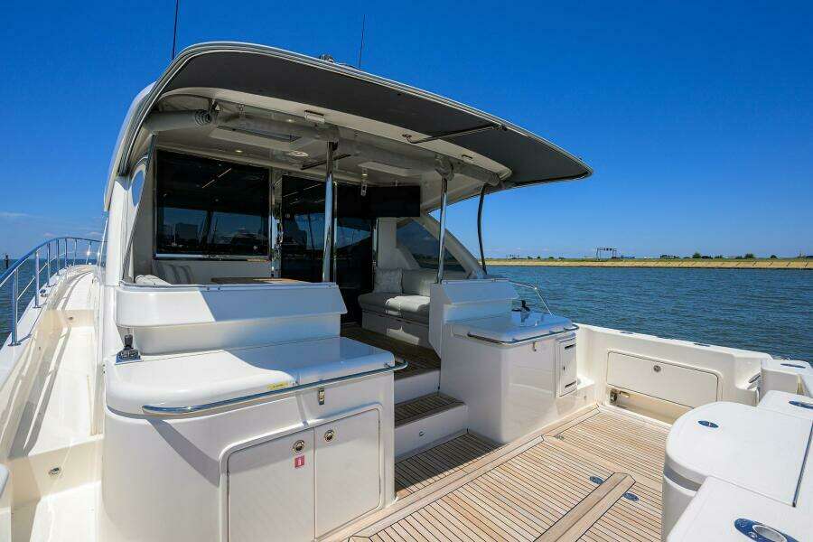 Command At Sea 50ft Riviera Yacht For Sale