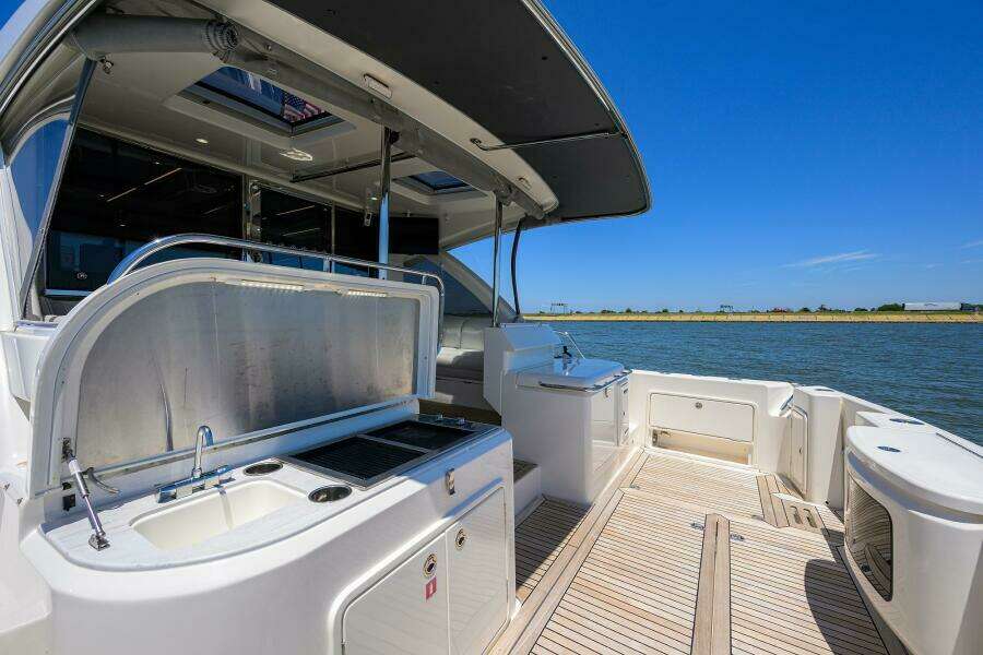 Command At Sea 50ft Riviera Yacht For Sale