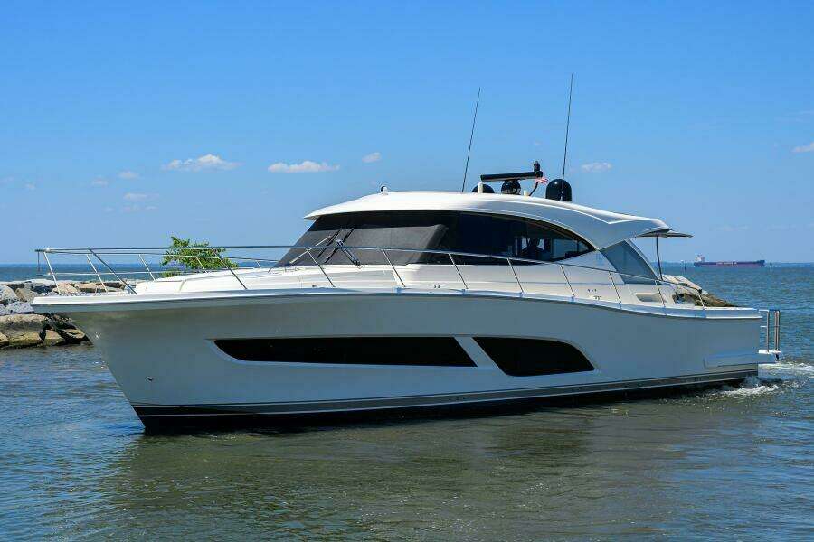 Command At Sea 50ft Riviera Yacht For Sale