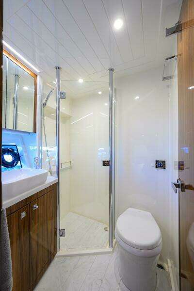 Command At Sea 50ft Riviera Yacht For Sale