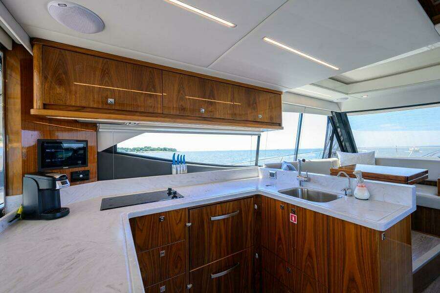 Command At Sea 50ft Riviera Yacht For Sale
