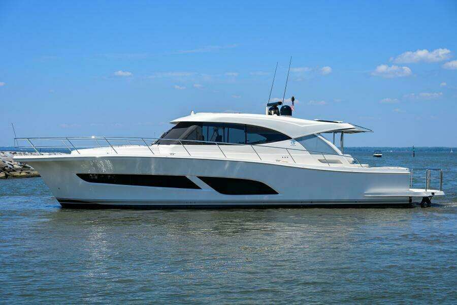 Command At Sea 50ft Riviera Yacht For Sale