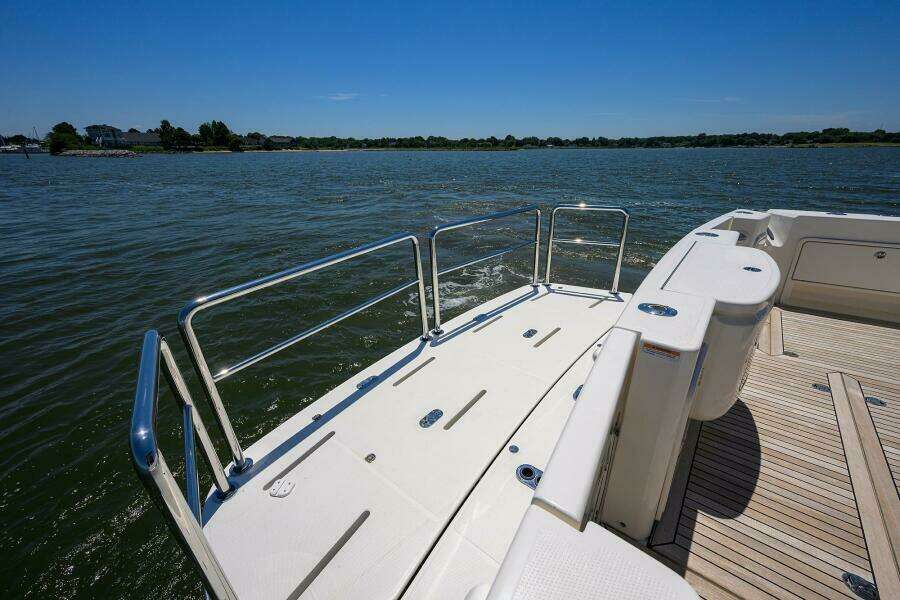 Command At Sea 50ft Riviera Yacht For Sale