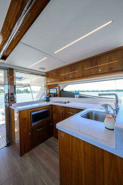 Command At Sea 50ft Riviera Yacht For Sale