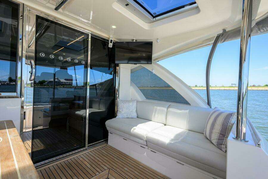 Command At Sea 50ft Riviera Yacht For Sale