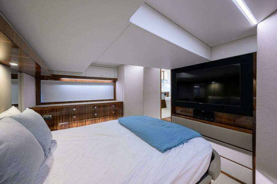 Command At Sea 50ft Riviera Yacht For Sale