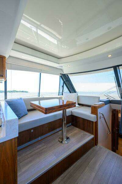 Command At Sea 50ft Riviera Yacht For Sale