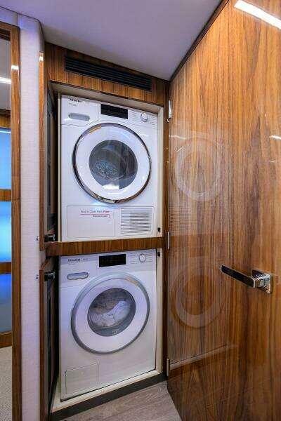 Command At Sea 50ft Riviera Yacht For Sale