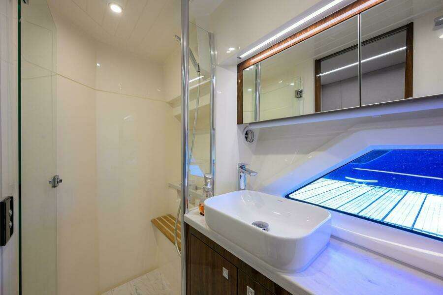 Command At Sea 50ft Riviera Yacht For Sale