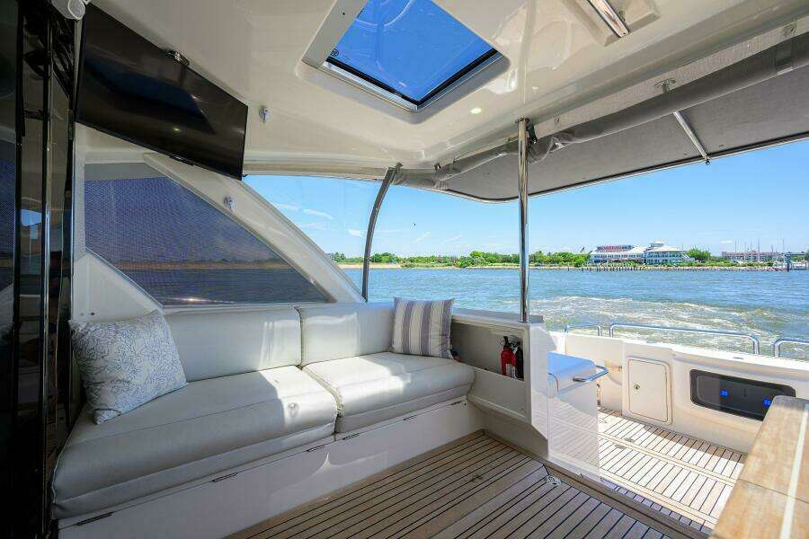 Command At Sea 50ft Riviera Yacht For Sale