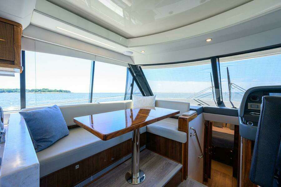 Command At Sea 50ft Riviera Yacht For Sale