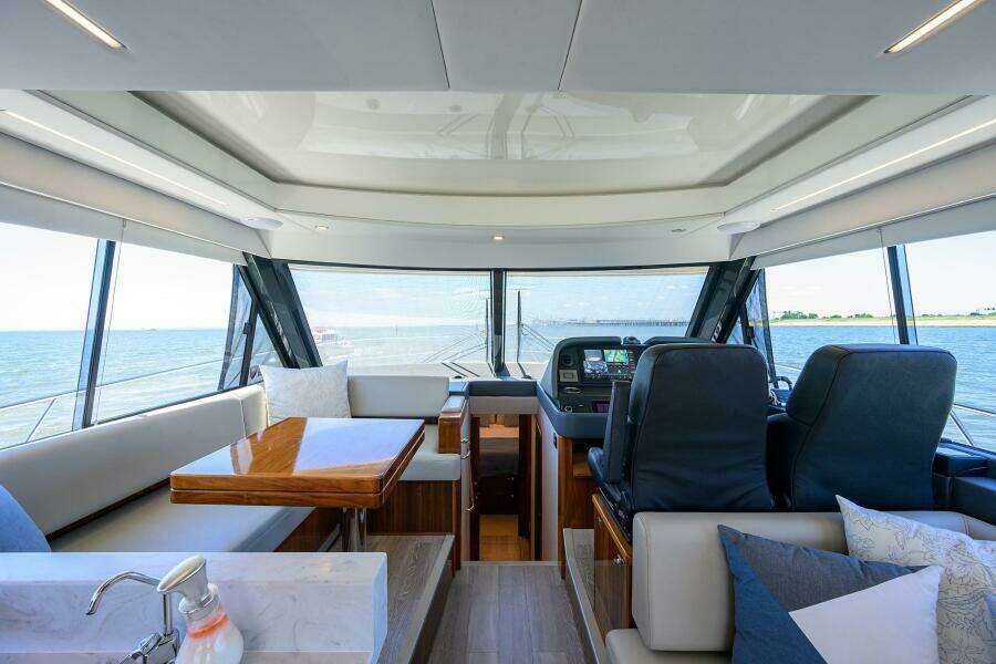 Command At Sea 50ft Riviera Yacht For Sale